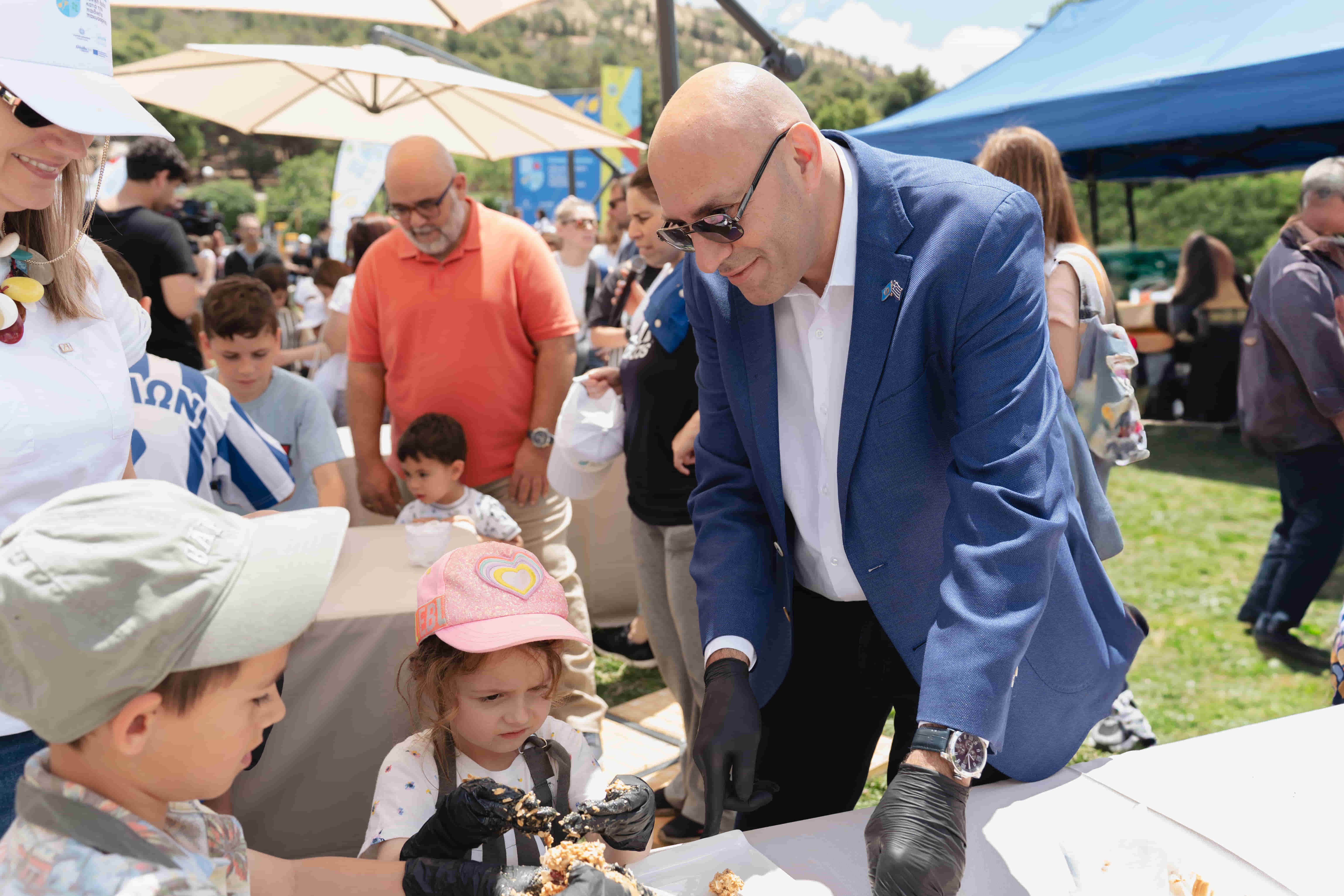 Στιγμιότυπο από τους καλεσμένους στην σκηνή