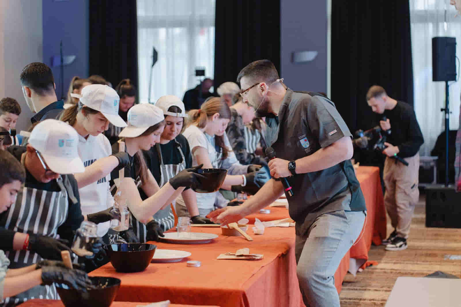 Οι καλεσμένοι μαγειρεύουν 