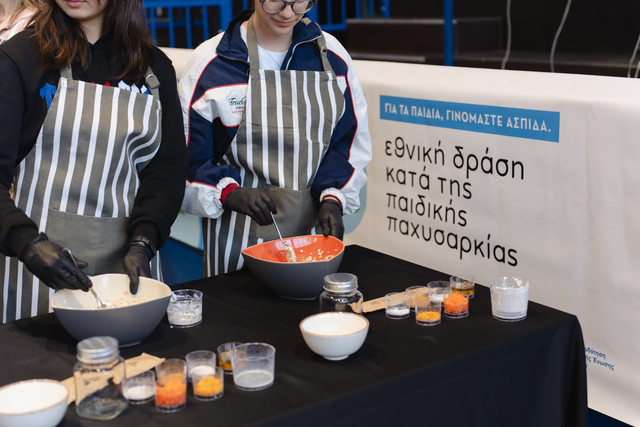 Οι μάγειρες ετοιμάζουν γεύματα